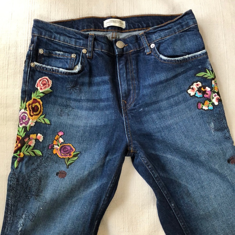 💛Zara embroidered jeans